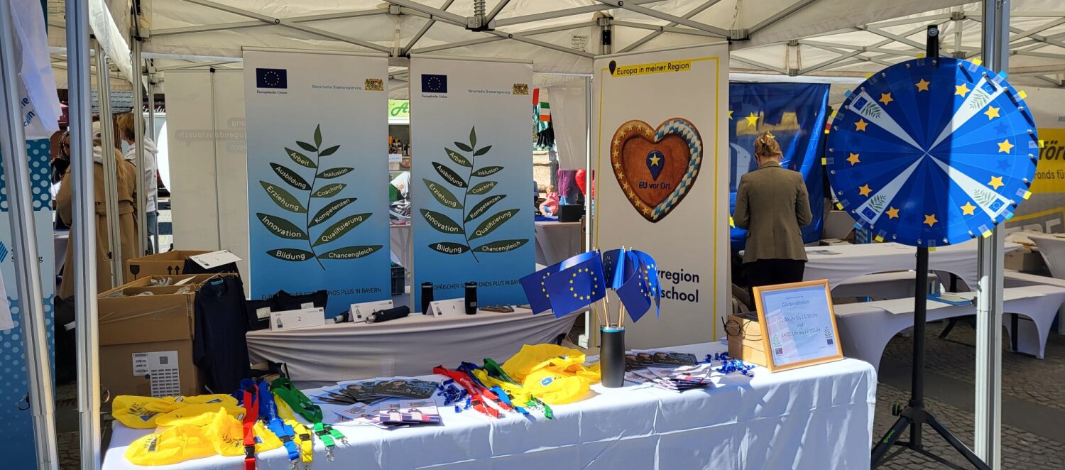 Stand mit Europainformationen, Glücksrad mit Darstellung der Preise