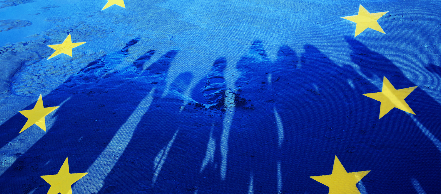 Auf die europäische Flagge werfen sich Schatten von einer Gruppe von Personen.